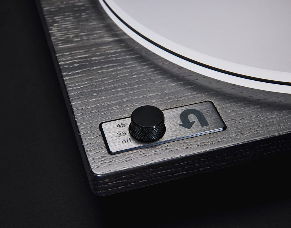 Knurled black anodized speed selector knob