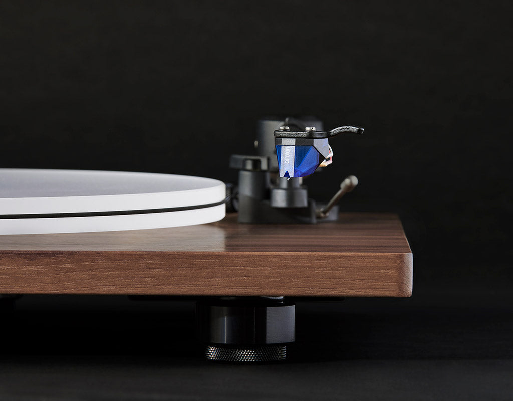 Black anodized aluminum isolation foot