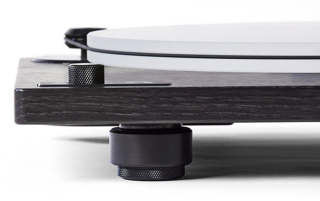 Black anodized aluminum isolation foot